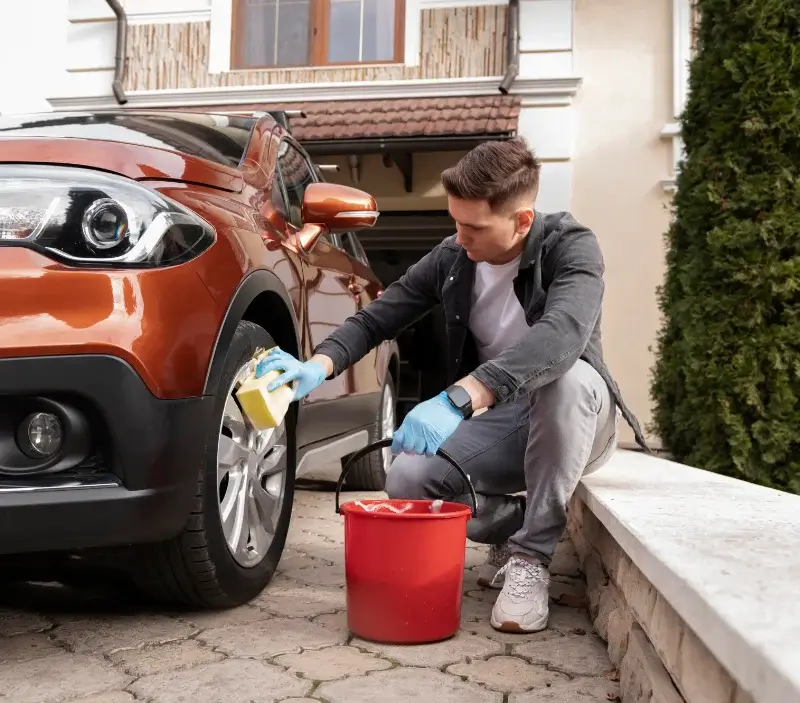 Lavage auto à domicile Saint-Magne : professionnel intervenant sur un véhicule
